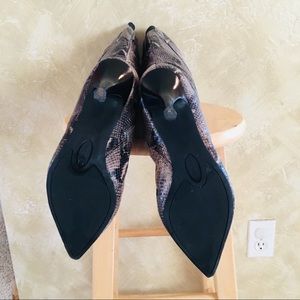 snakeskin pumps nine west